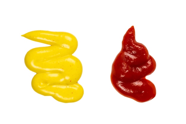 Foto ketchup en gele saus spatten geïsoleerd op witte achtergrond