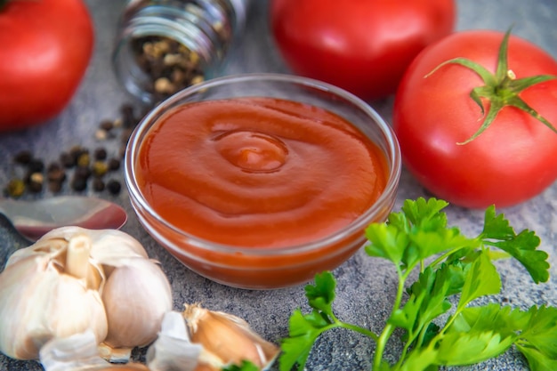 Ketchup in een kom op tafel Selectieve aandacht