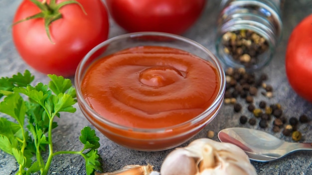 Ketchup in een kom op tafel Selectieve aandacht