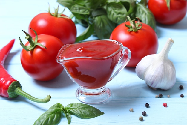 Ketchup op tafel tomatensaus verse tomaten