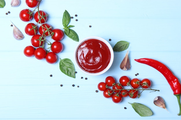 Ketchup op tafel tomatensaus verse tomaten