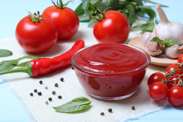 Ketchup in tavola salsa di pomodoro pomodorini freschi