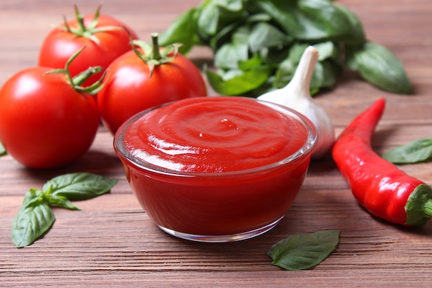 Photo ketchup on the table tomato sauce fresh tomatoes