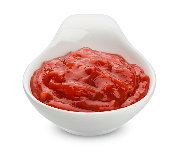 Ketchup. Tomatensaus die op wit wordt geïsoleerd