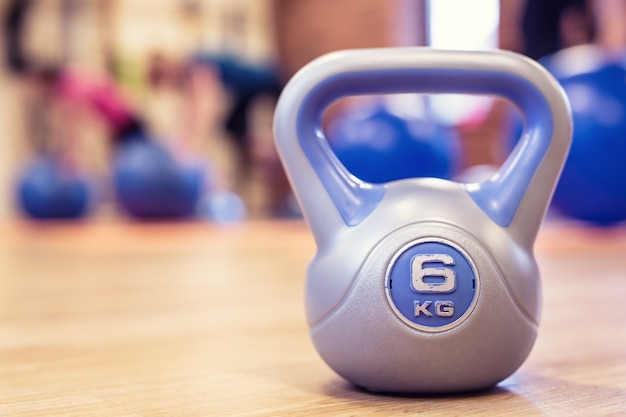 Ketelbel. Kettlebell in de sportschool op de vloer. Getinte afbeelding.