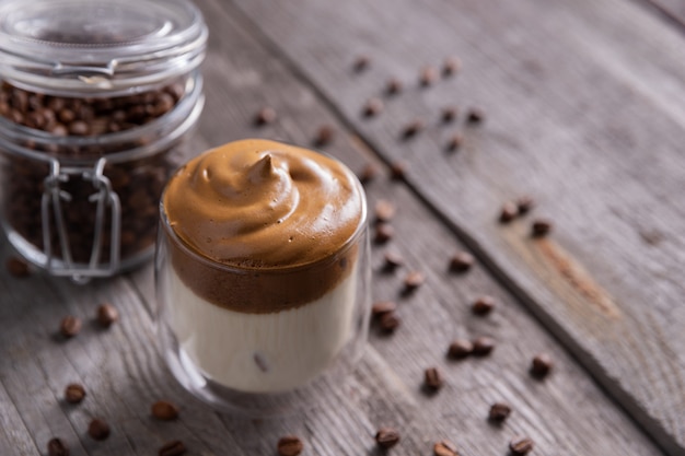 Photo keto dalgona whipped coffee with milk in a glass