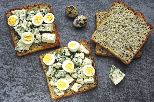 Keto-dieet. Toast met blauwe kaas en kwarteleitjes. Keto-toast. Gezonde snack.