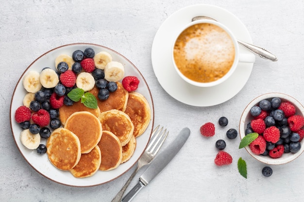 Keto-dieetpannenkoekjes gemaakt of amandelmeel geserveerd met bessen