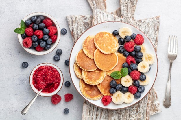 Frittelle dietetiche keto fatte o farina di mandorle servite con frutti di bosco