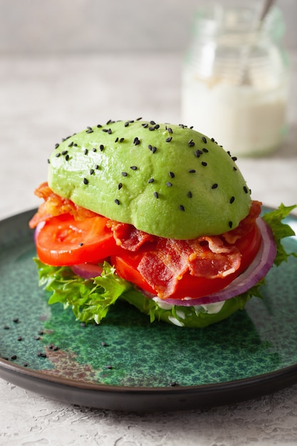 Keto paleo dieet avocado burger met spek, sla, tomaat