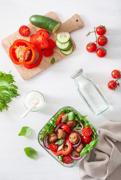 Keto paleo lunchbox met gehaktballetjes, sla, tomaat, komkommer, paprika