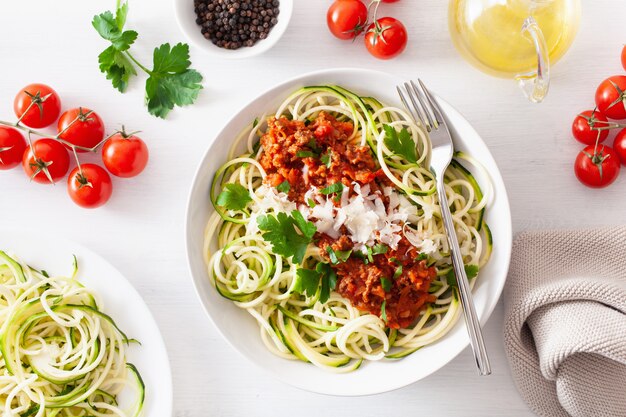 Keto paleo zoodles bolognese: courgette noedels met vleessaus en parmezaan