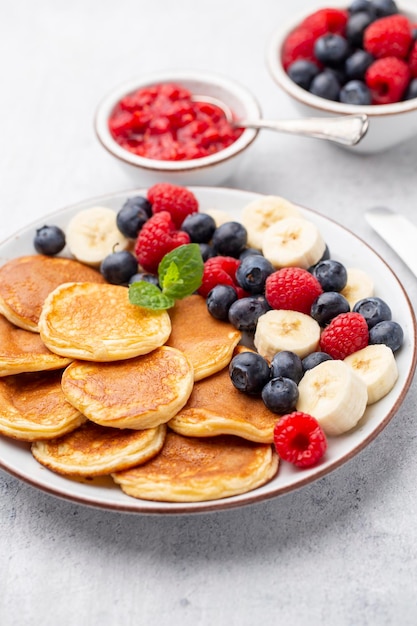 Keto-pannenkoeken gemaakt van dieetmeel of amandelmeel, geserveerd met bessen.