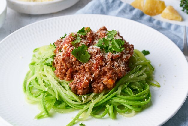 ケトパスタボロネーゼ、ひき肉とズッキーニの麺