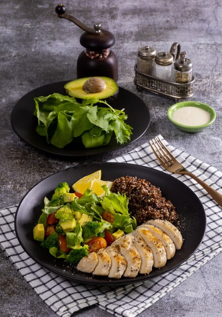 Keto-salade. Kip gegrilde filet met salade verse tomaten en avocado. Gezond eten,