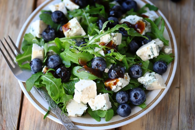 Keto salade Salade met rucola en bosbessen