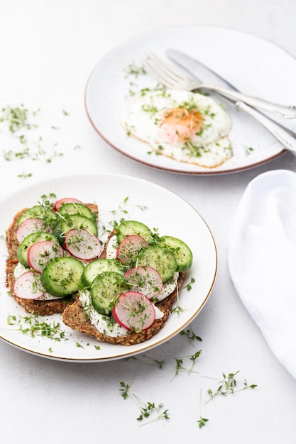 Keto Toasts met komkommer-ei-mozzarella en microgreens