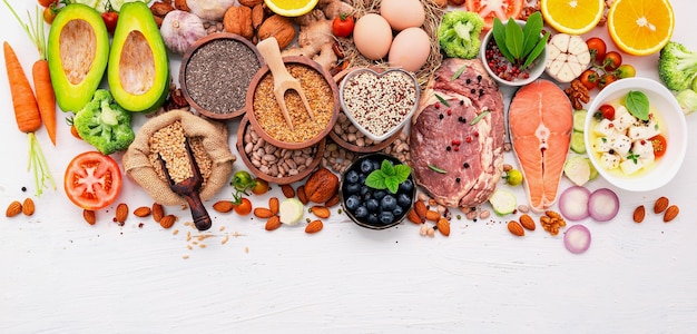 Ketogeen koolhydraatarm dieetconcept. Ingrediënten voor gezonde voeding selectie opgezet op witte houten achtergrond.