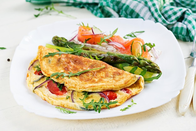 Ketogeen ontbijt omelet met tomaten rode ui sandwich met zalm en geroosterde asperges italiaanse frittata keto ketogene lunch