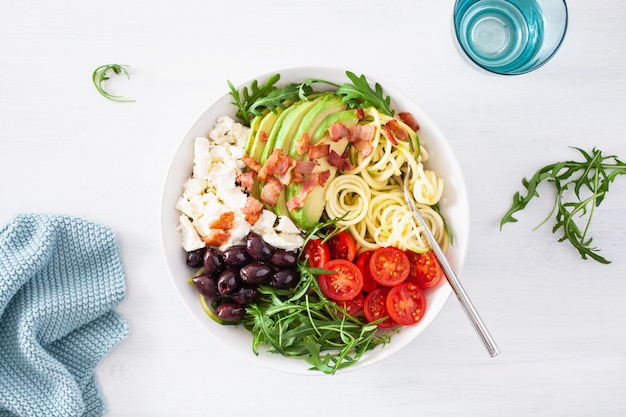 Ketogene lunchkom: spiraalvormige courgette met avocado, tomaat, fetakaas, olijven, spek