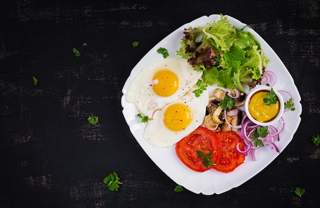 케토제닉 식품 튀긴 계란 버섯과 얇게 썬 토마토 케토 팔레오 아침 식사 상위 뷰 오버헤드 복사 공간