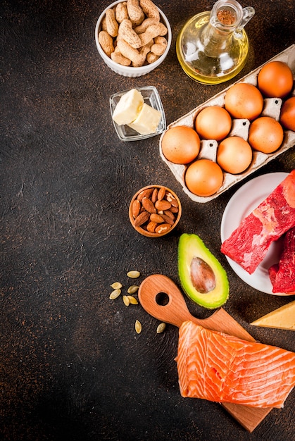 Foto concetto di dieta chetogenica a basso contenuto di carboidrati. alimento sano ed equilibrato con alto contenuto di grassi sani.