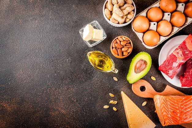 Foto concetto di dieta chetogenica a basso contenuto di carboidrati. alimento sano ed equilibrato con alto contenuto di grassi sani.