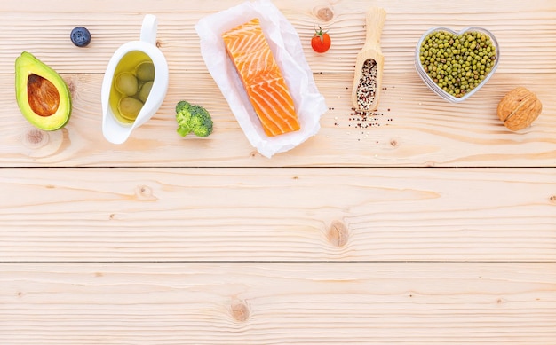 Concetto di dieta chetogenica a basso contenuto di carboidrati ingredienti per la selezione di cibi sani su sfondo di legno con spazio per la copia