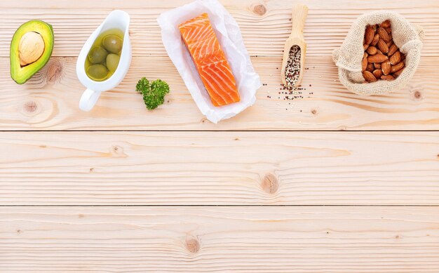 Foto concetto di dieta chetogenica a basso contenuto di carboidrati ingredienti per la selezione di cibi sani su sfondo di legno con spazio per la copia