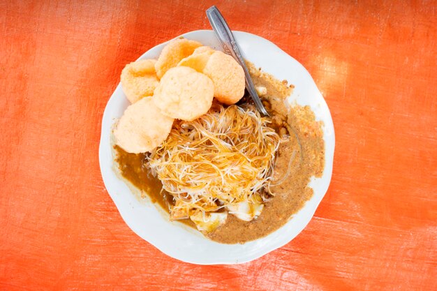 Photo ketoprak consists of rice cake rice vermicelli bean sprouts and tofu served with peanut sauce traditional indonesia food