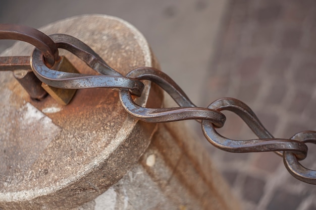 Ketting en sokkel van een historisch gebouw in Padua in Italië