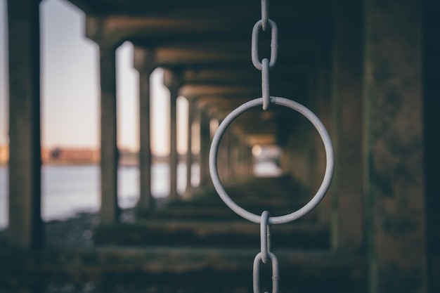 Foto ketting hangt in brug bij rivier