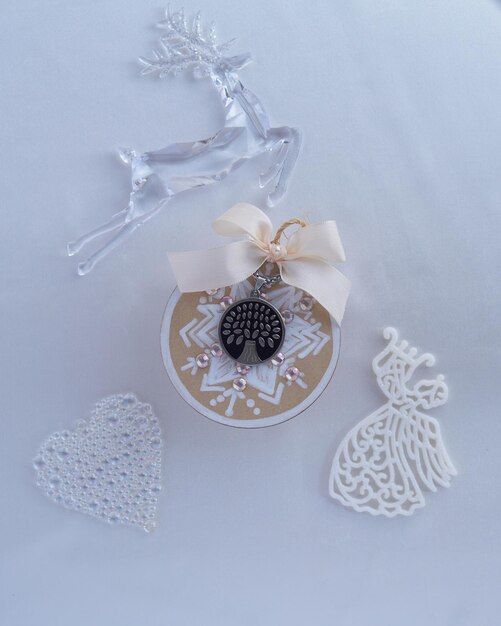 Ketting op witte doek met kerstversieringen