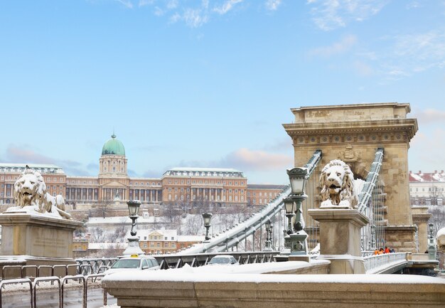 Kettingbrug en Koninklijk Paleis in Boedapest op winterdag Hongarije