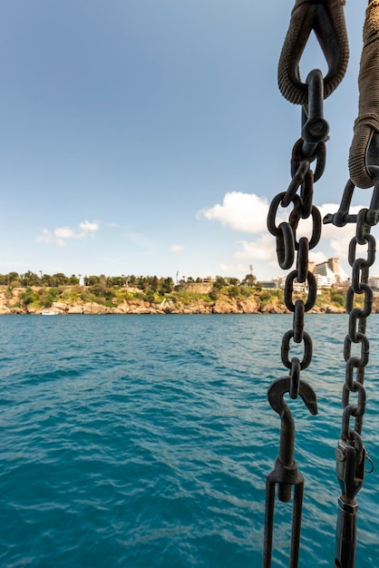 Kettingen van een schip aan de oevers van de Turkse kust van