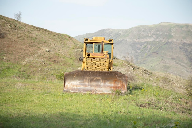 Kettingtractor in de natuur