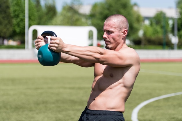 Esercizio di kettlebell all'aperto