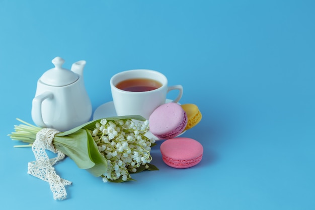 Чайник и чашки с весенними цветами