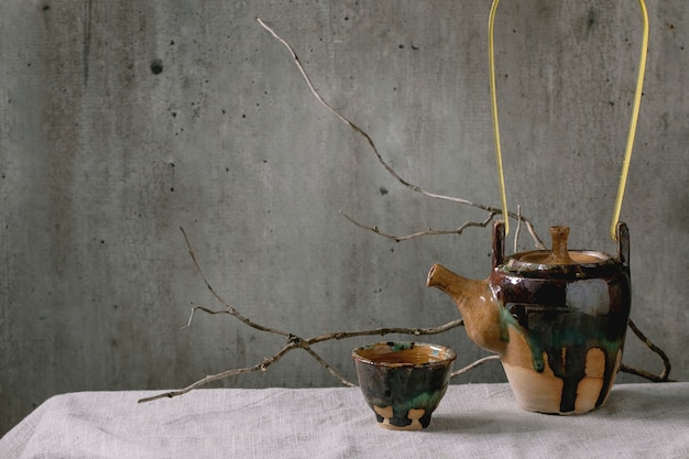 Bollitore con tazza di tè verde caldo