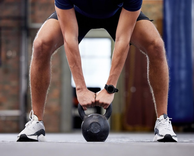 Kettlebell sportschool fitness en man handen doen bodybuilder wellness en sterke training voor armen Trainingsoefening en powerlift van atleet die sport doet met spieren en bodybuilding voor gezondheidsdoelen