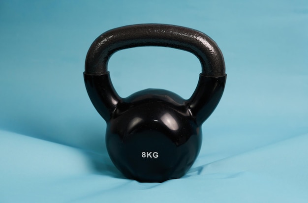 Kettlebell voor gewichtsfitness op blauwe achtergrond