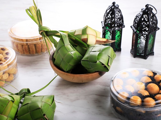 Ketupat and Ied al Fitr Cake Kue Lebaran Food Festive for Family на индонезийском или малайском языках