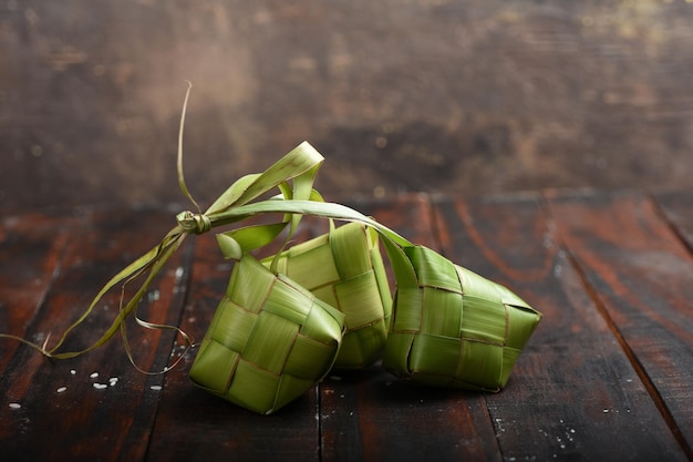 ketupat is rijstknoedel is een lokale delicatesse tijdens de feestdagen eid mubarak of lebaran