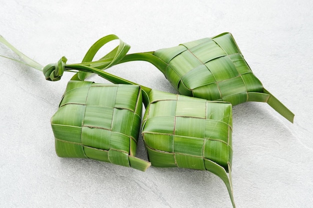 Ketupat ketupat of rijstbol is een lokale delicatesse tijdens eid alfitr natuurlijke rijstomhulsel