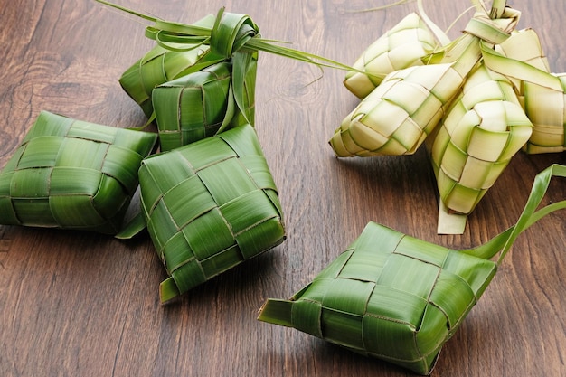 Ketupat Ketupat of rijstbol is een lokale delicatesse tijdens Eid alFitr Natuurlijke rijstomhulsel