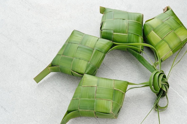 Ketupat ketupat o gnocco di riso è una prelibatezza locale durante l'eid alfitr involucro di riso naturale