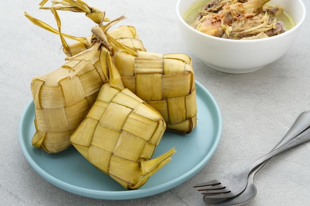 Ketupat Ketupat 또는 쌀 만두는 Eid alFitr 기간 동안 지역 별미입니다.