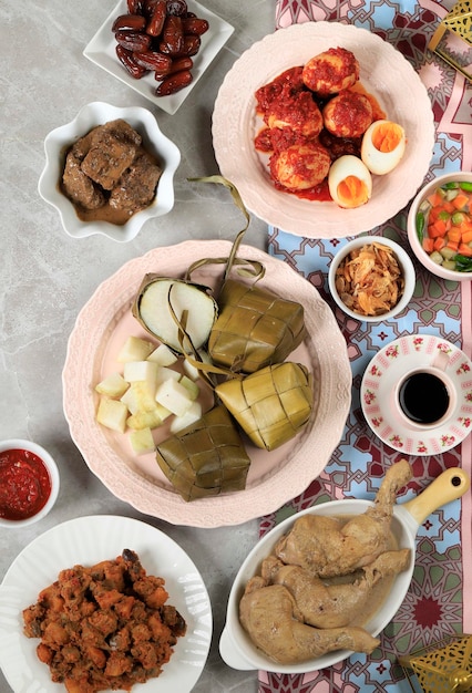 Menu ketupat lebaran con vari contorni piatto tradizionale celebrativo di torta di riso popolare servito durante le celebrazioni dell'eid vista dall'alto