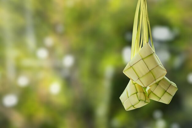 Photo ketupat rice dumpling is a traditional food of indonesia during eid al fitr