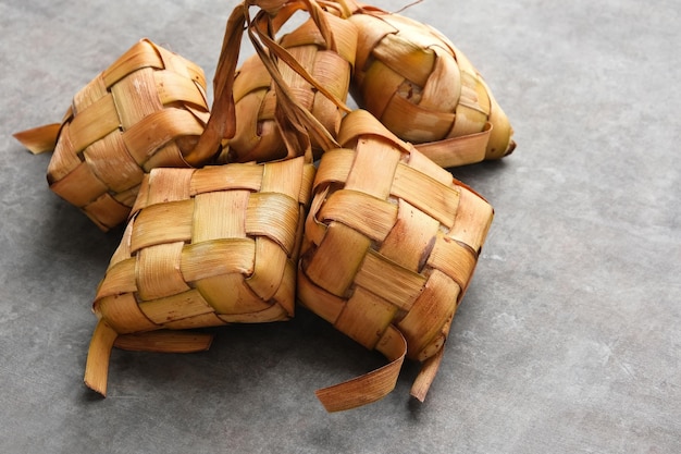 케투파트 (Ketupat) 또는  플링 (rice dumpling) 은 이드 알 피트르 (Eid al-Fitr) 기간 동안 인기 있는 지역 맛있는 음식입니다. 인도네시아의 전통 음식입니다.